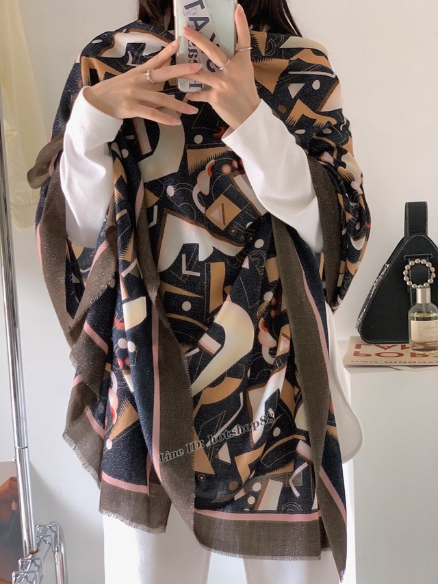 Fendi專櫃新款芬迪發光發亮羊絨長巾女士圍巾披肩 mmyj2464